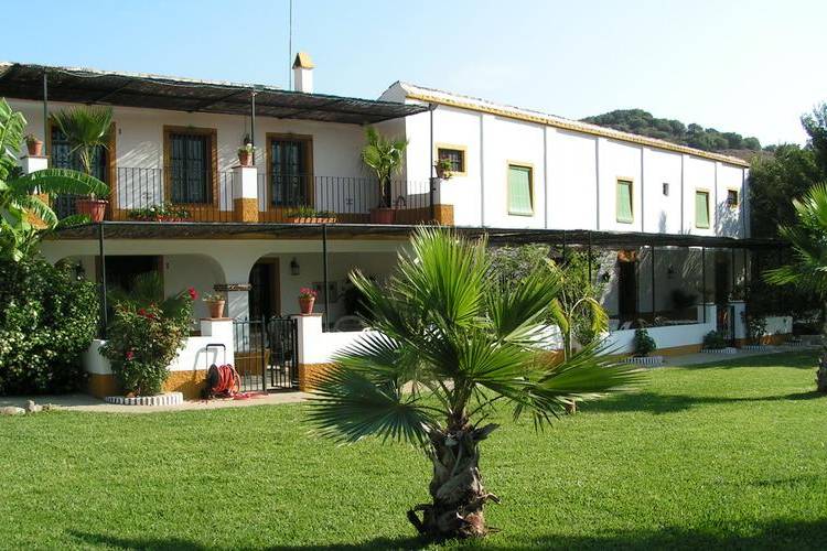 Jardín lateral y fachada