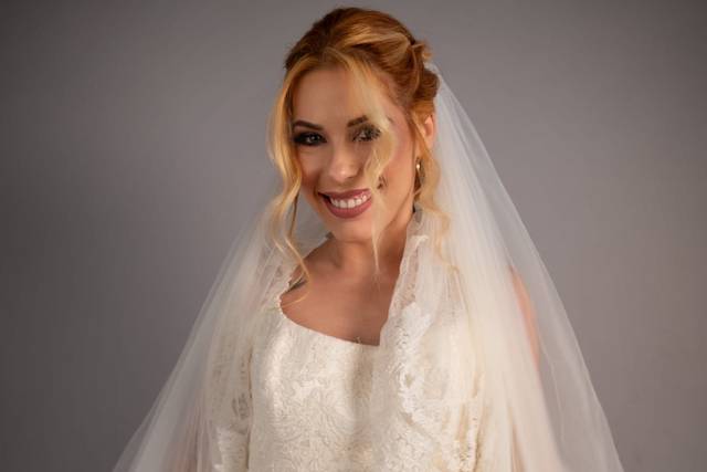 Novia feliz y emocionada