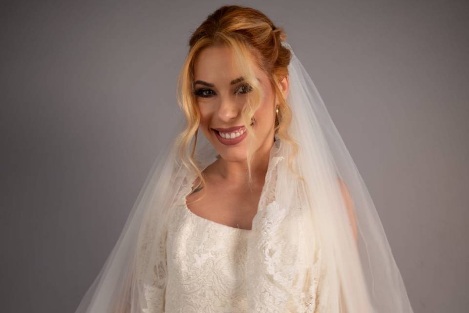 Novia feliz y emocionada