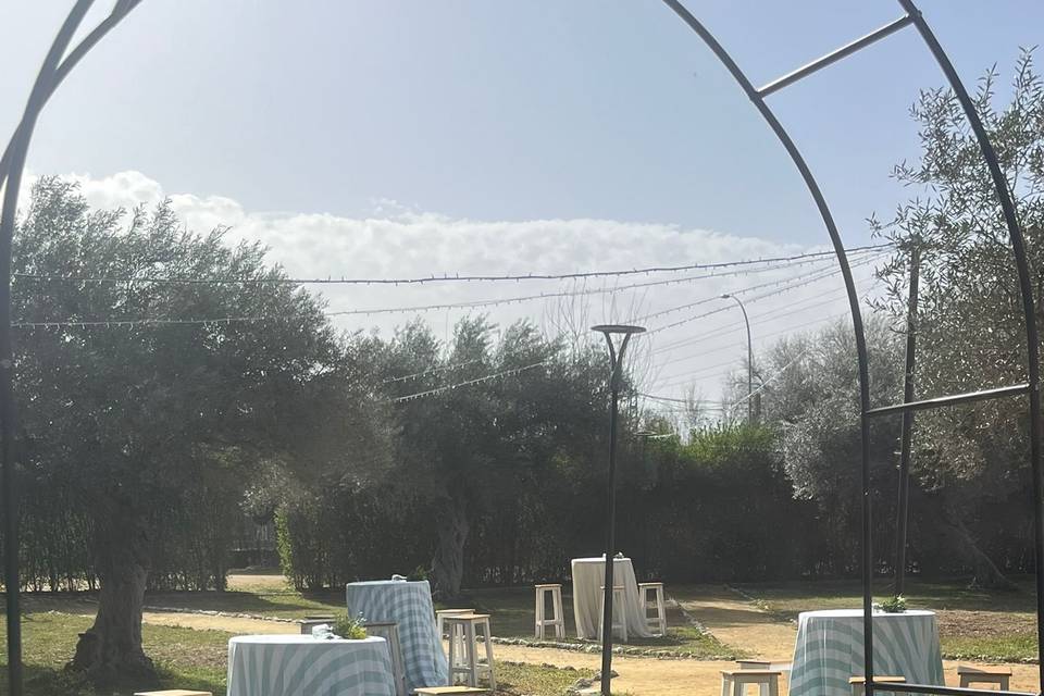 Jardin con mesas
