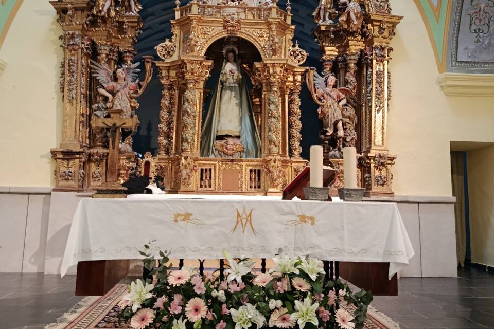 Centro bajo altar
