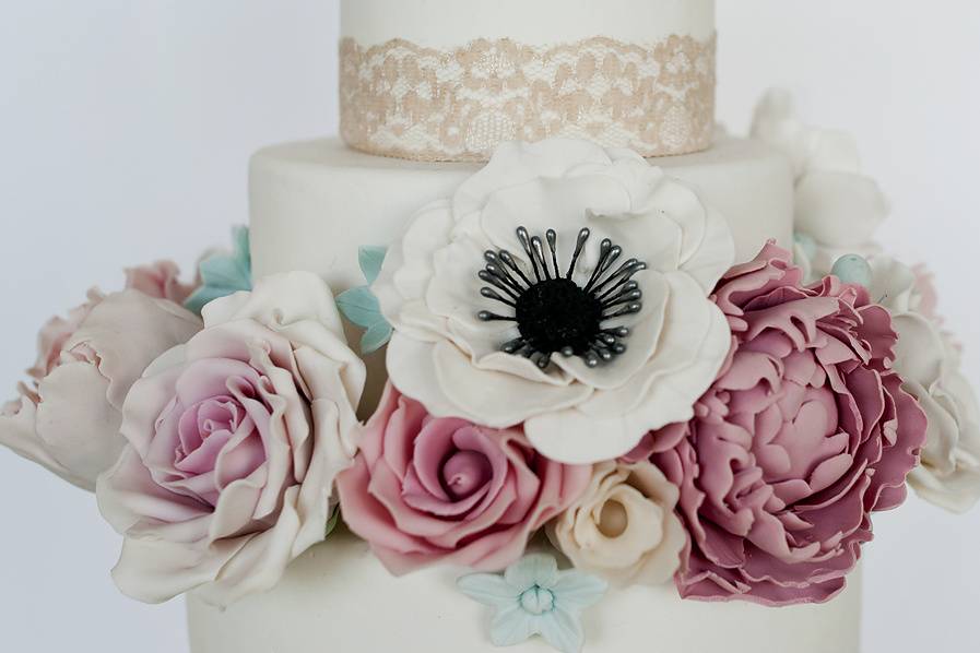 Tarta de boda de peonías y rosas