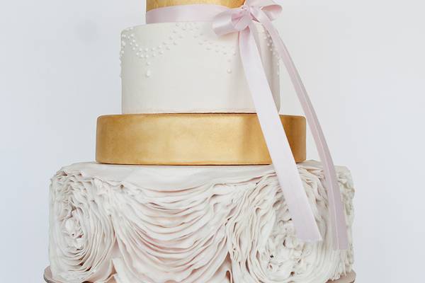 Tarta de boda de volantes y oro