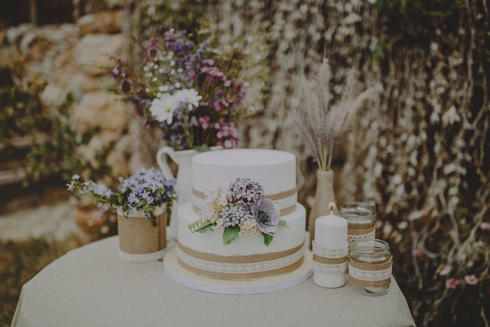 Tarta de boda con jazmines