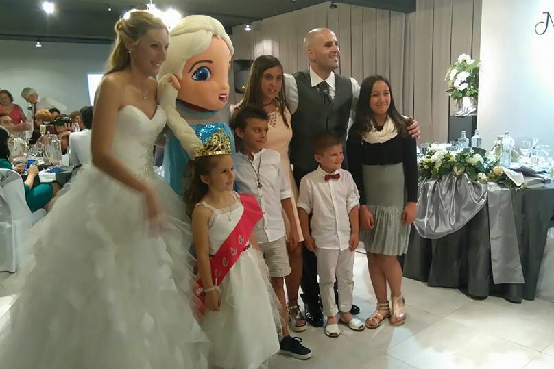 Novios e invitados con Elsa