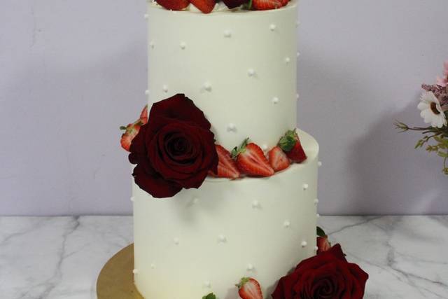 Tarta con fresas y rosas