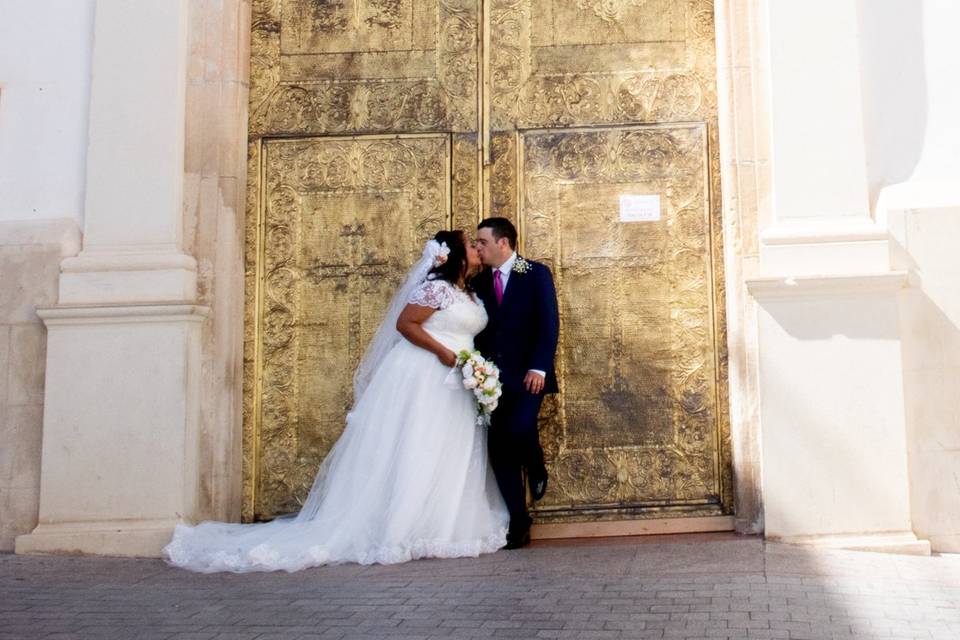 En la puerta de la iglesia