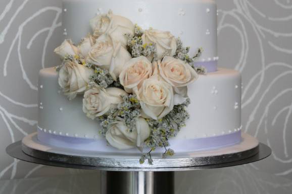 Tarta con bouquet de rosas