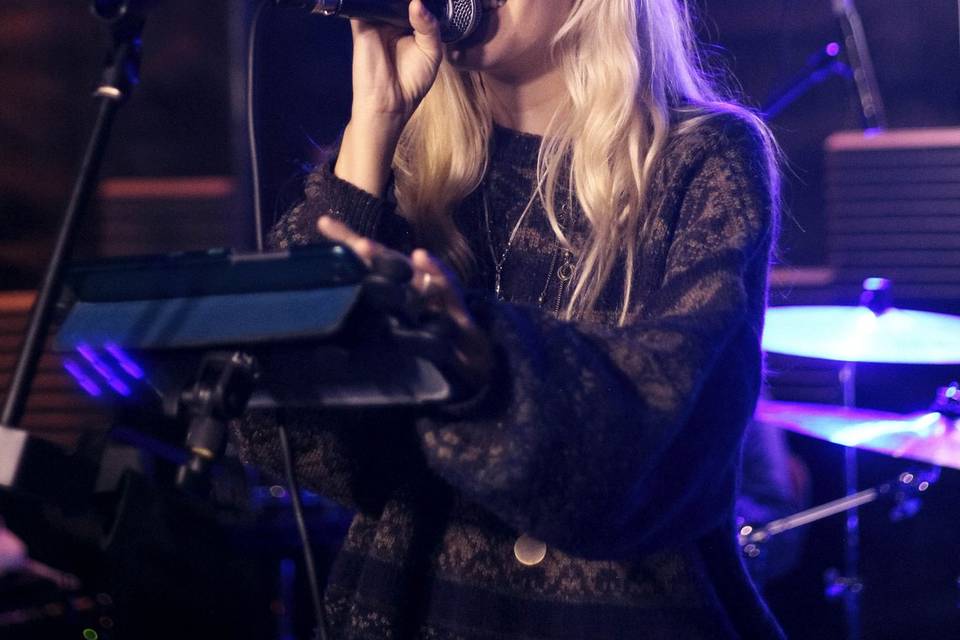 Maria, una de las cantantes