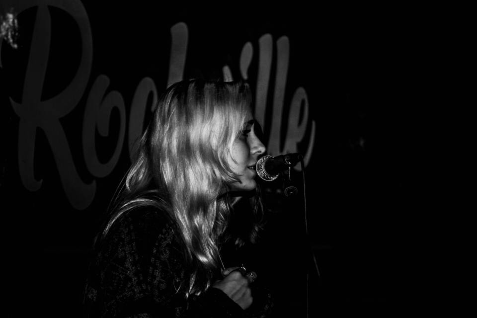 María en la sala Rockville