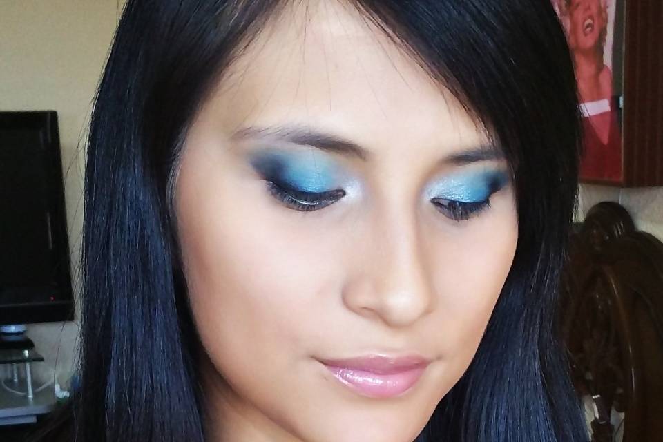 Maquillaje en tonos azules