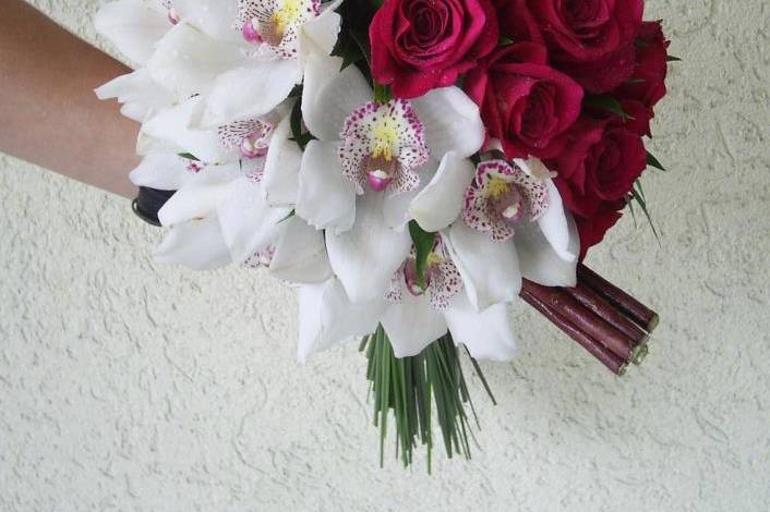 Bouquet cymbidium y rosas