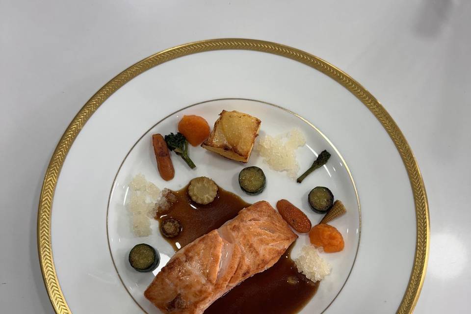 Salmón con mini verduritas