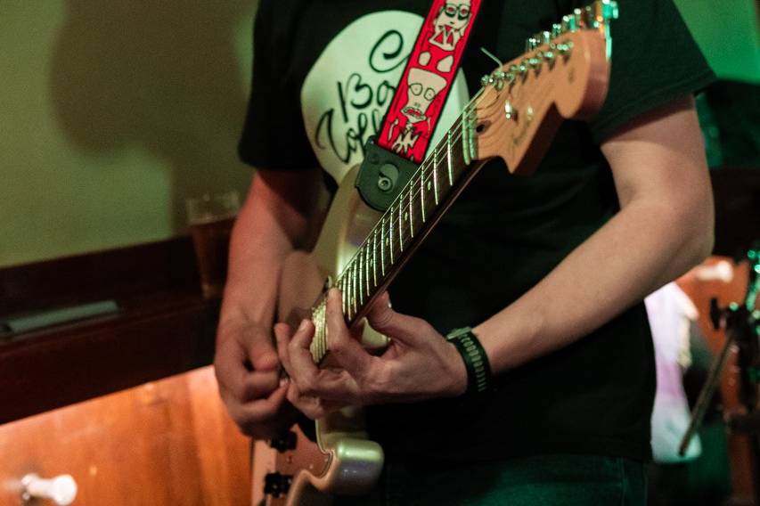 Albert a la guitarra