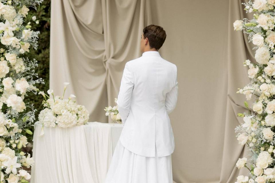 Traje en el altar