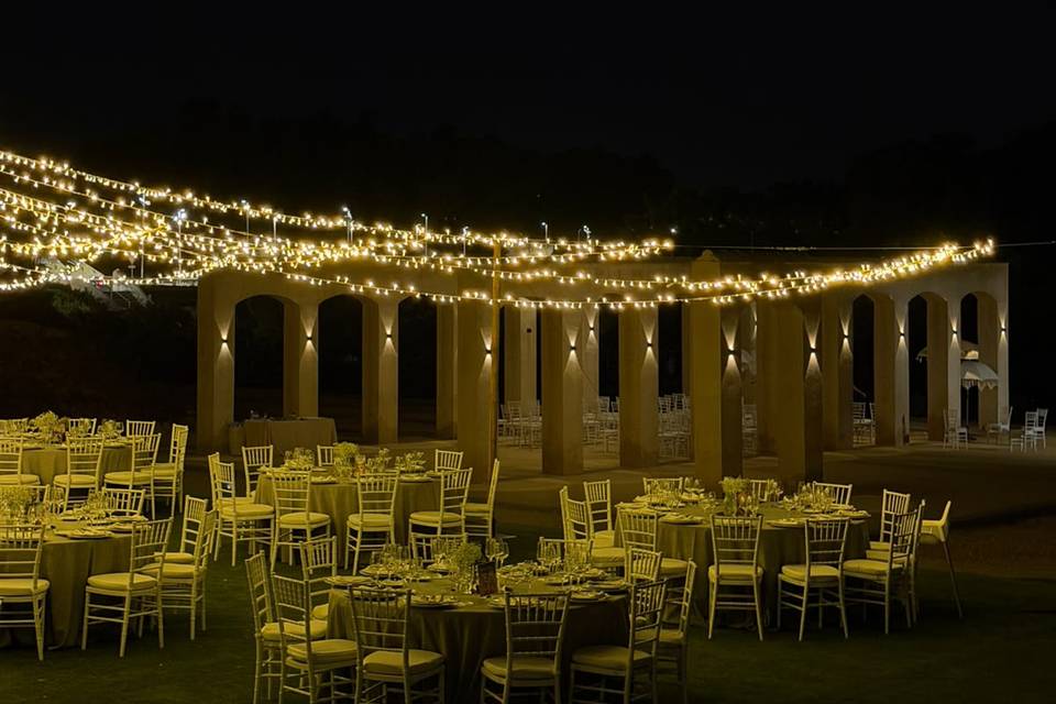 Arcos y paraguas de luces