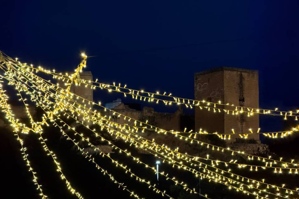 Castillo y paraguas de luces