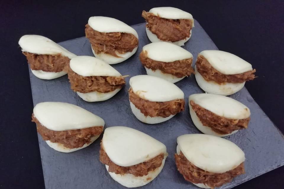 Pan Bao con Pulled Pork y cebolla crujiente