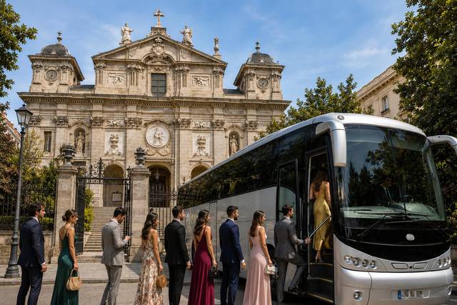 Invitados subiendo