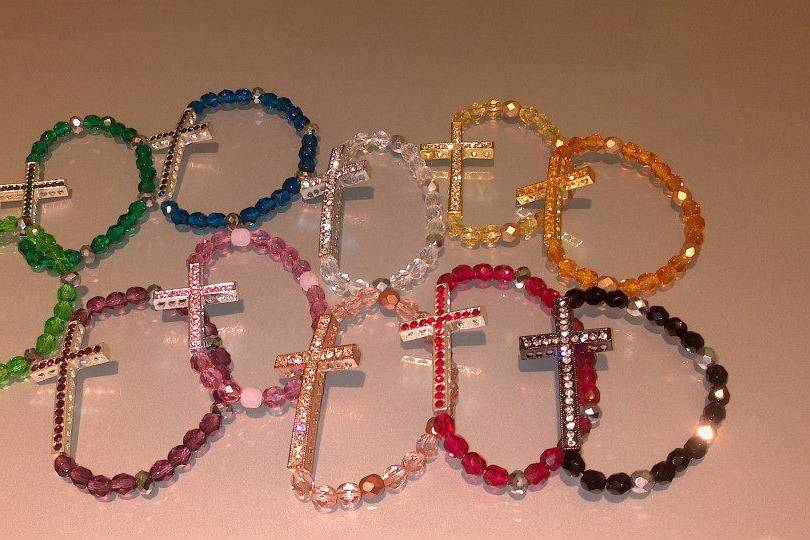 Pulseras de colores con cruz