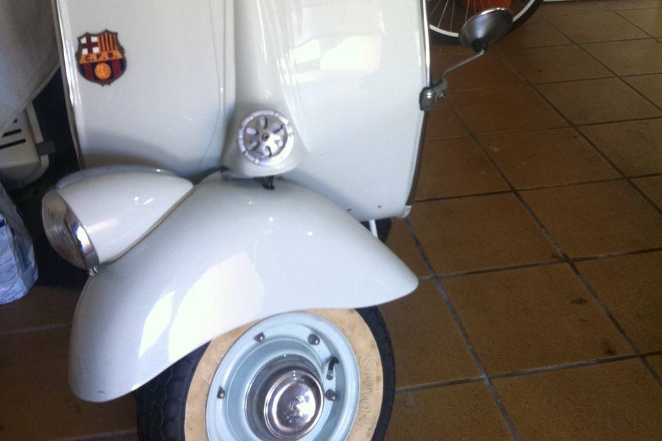 Vespa 54 blanca con faro bajo