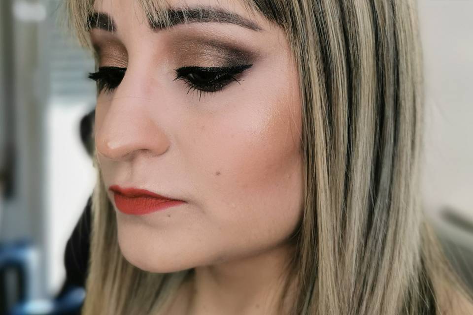 Maquillaje negro y dorado