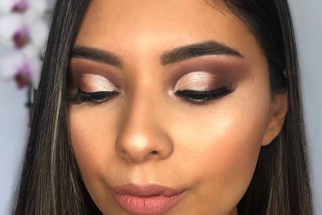 Maquillaje intenso con corte