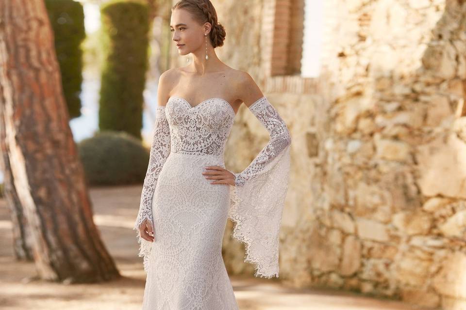 La madre de la novia, la invitada más elegante con vestido abotonado con  aplicaciones de flores de almendro