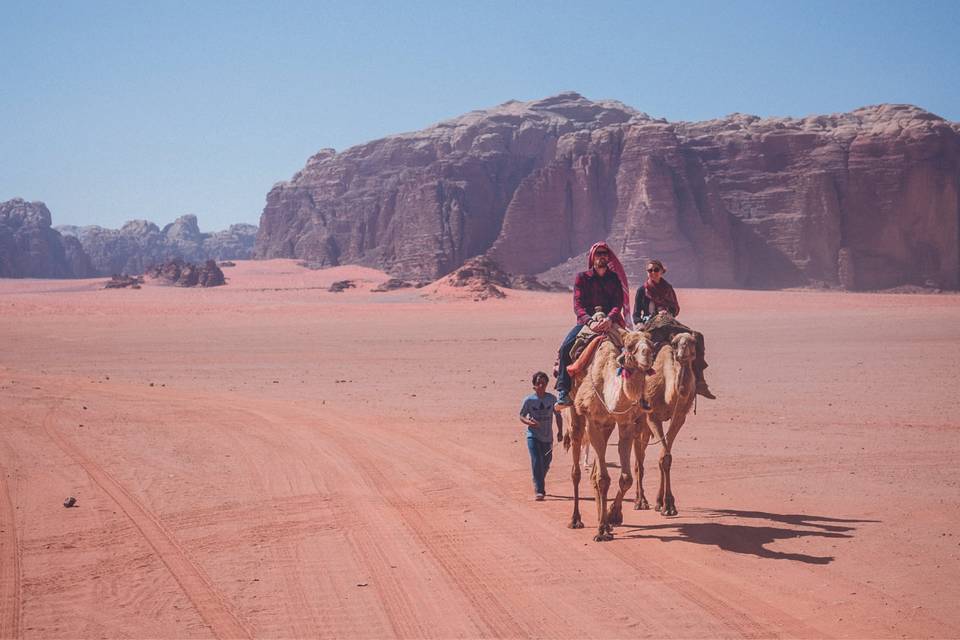 Paseo por desierto de Jordania