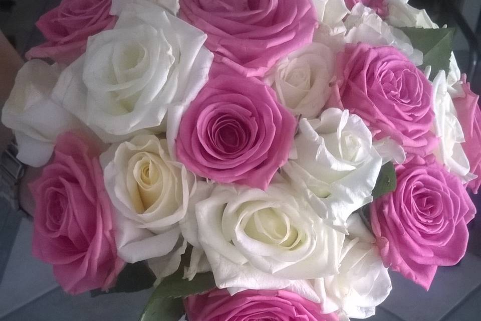Boquet de rosas rosas y blancas