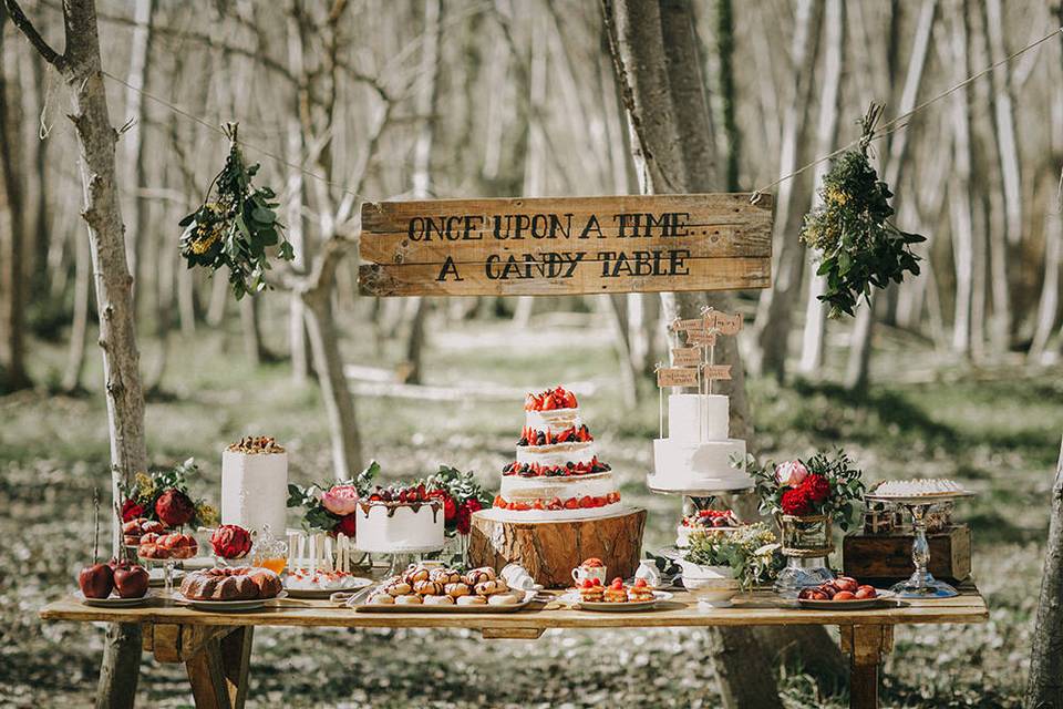 Mesa de postres rustica.