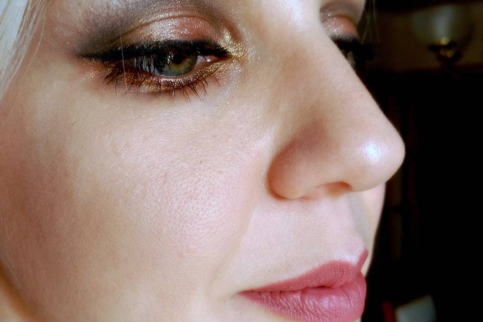 Maquillaje de tonos bronce