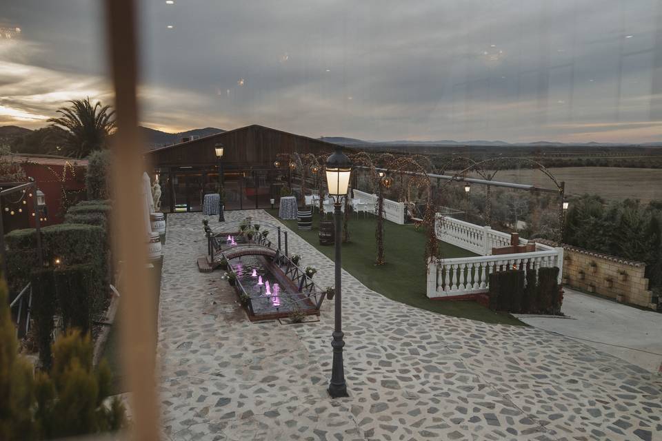 Entrada pergola noche