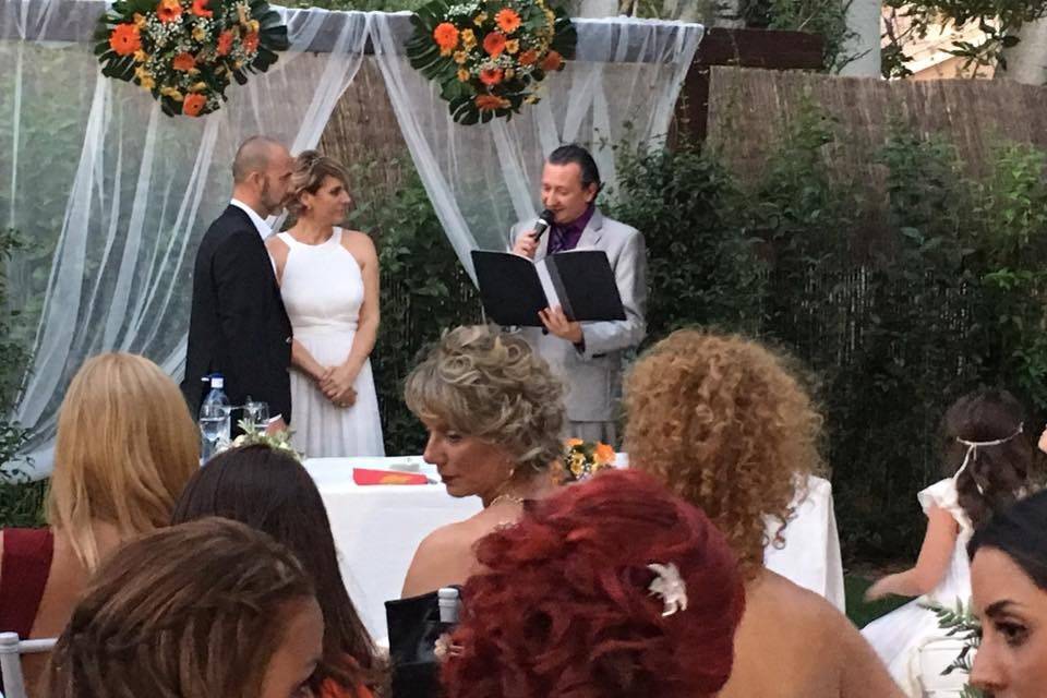 Vicente oficiando la boda