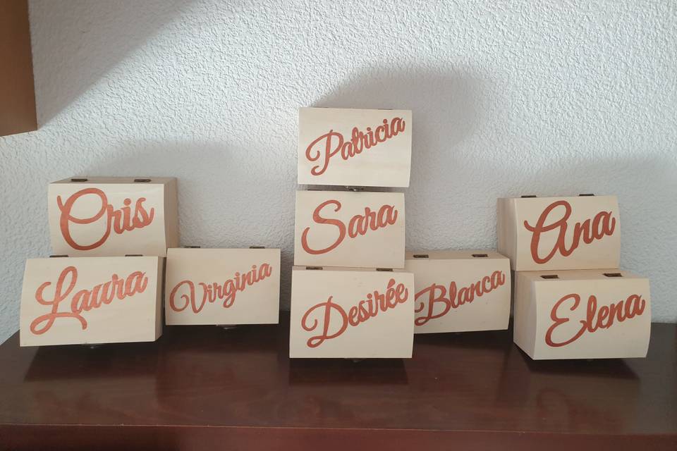 Cajas con nombre pintado