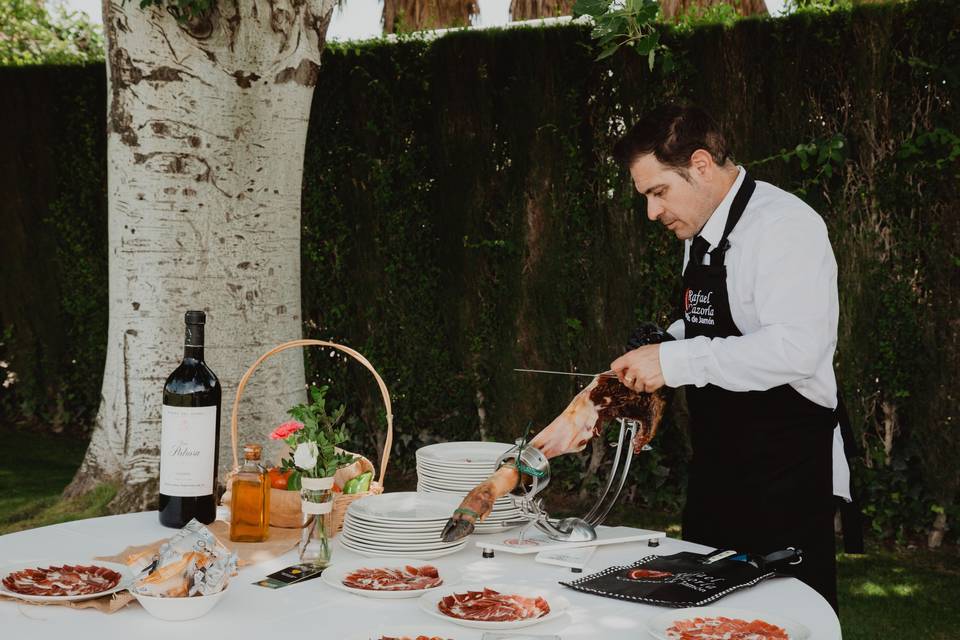 cortador_jamon_con_pierna_en_mesa