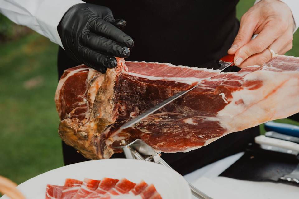 corte_jamon_iberico_con_guante_negro