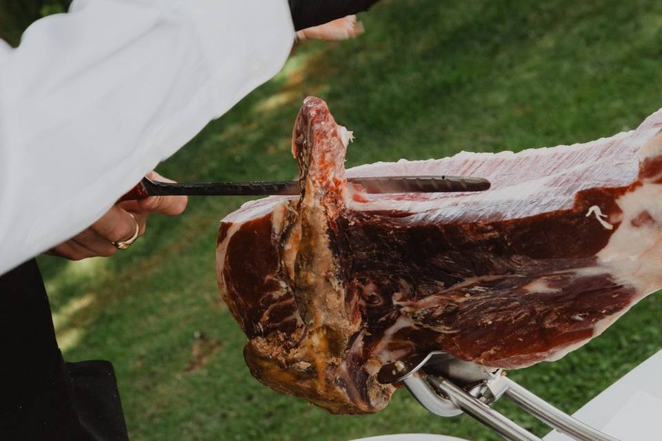 corte_jamon_plato_blanco