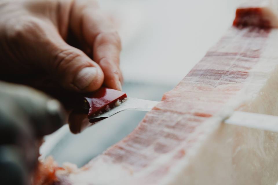 detalle_corte_jamon_cuchillo_mano