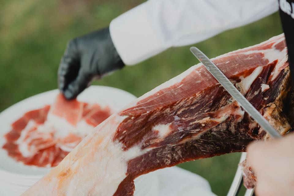 detalle_corte_jamon_mano_guante_negro