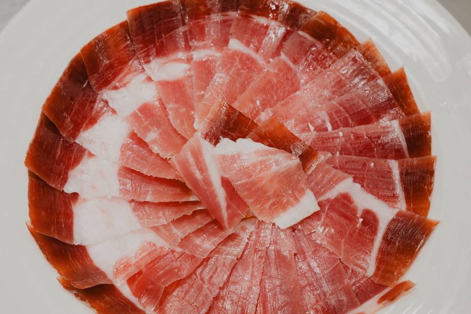 plato_blanco_laminas_jamon_iberico