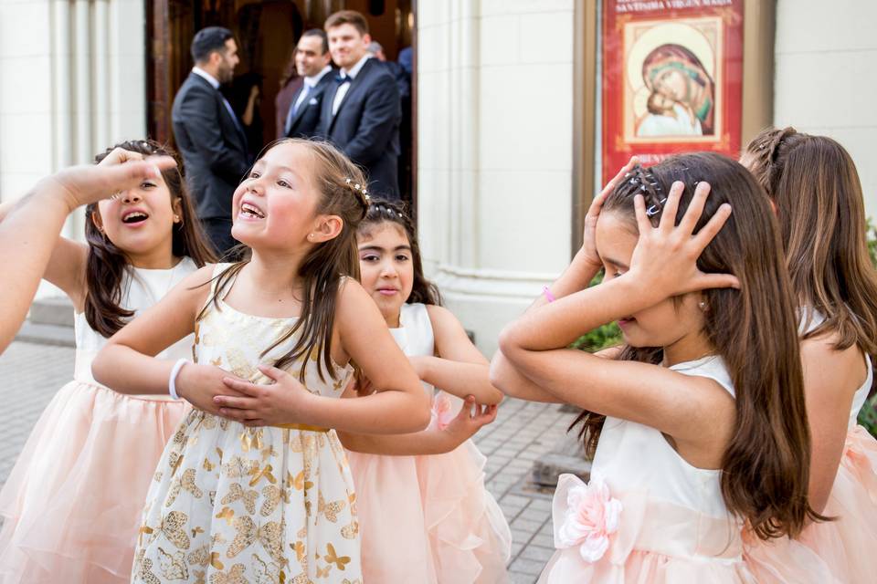 Niñas esperando ceremonia