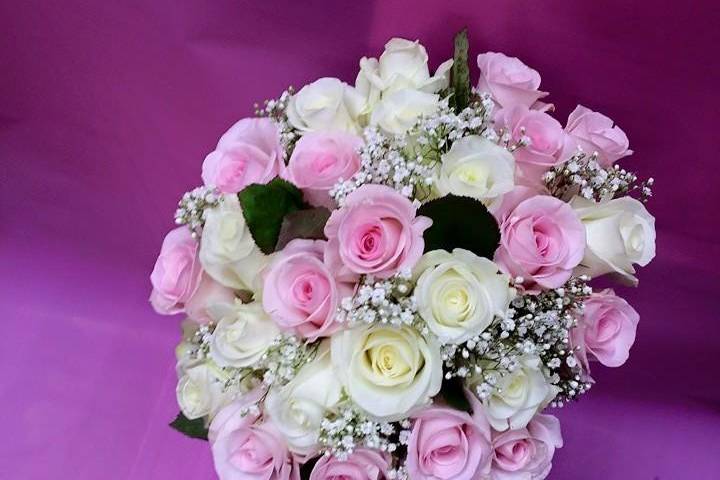 Ramo rosas blancas y rosas