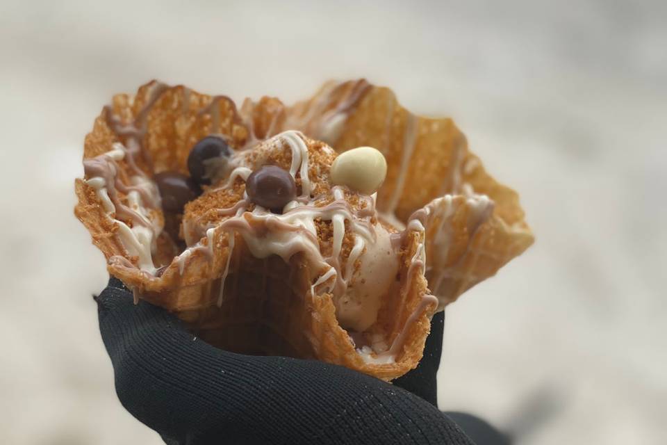 Helado y barquillo artesano