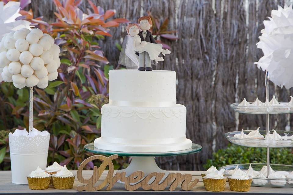 Mesa con la tarta nupcial