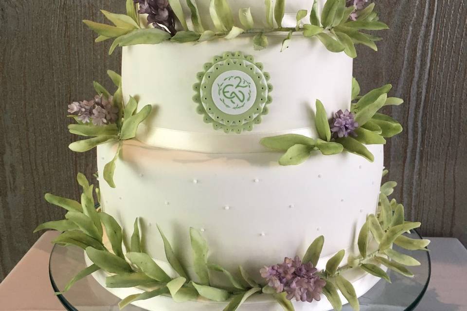 Tarta con hojas de olivo y lavanda