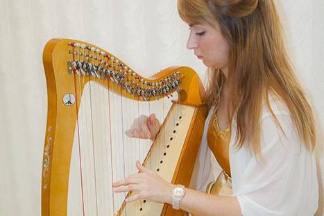 Tocando el arpa durante una boda