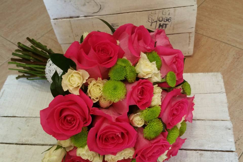 Rosas fucsia con mini en blanco