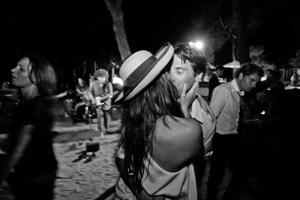 Beso de pareja en la noche