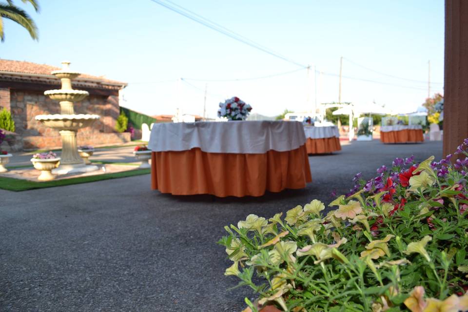 Mesas de la terraza adornadas para boda